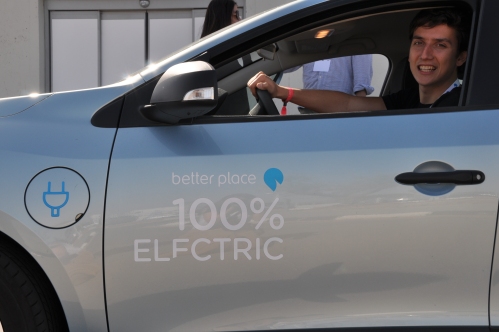 Ricardo driving an electric car: Renault Fluence